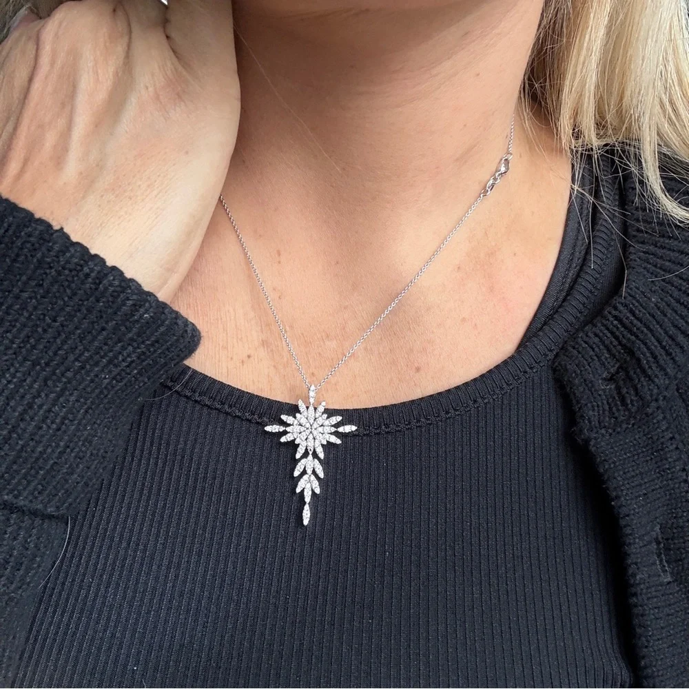 18 kt White Gold Snowflake/Cross Diamond Pendant Necklace - Picture 6 of 12
